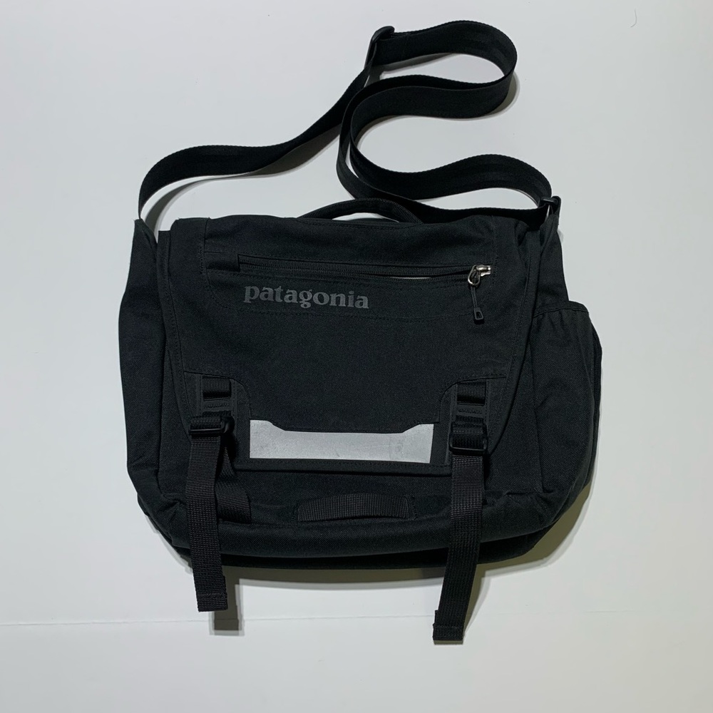 Patagonia Half Mass Messenger Bag Laptop Shoulder CrossBody Pack Black Padded VG
